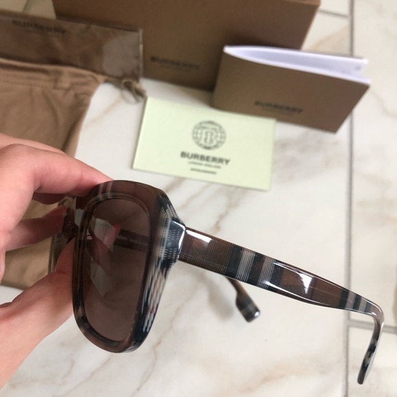 🔥NEW BURBERRY SUNGLASSES 🔥 - Picture 6 of 13